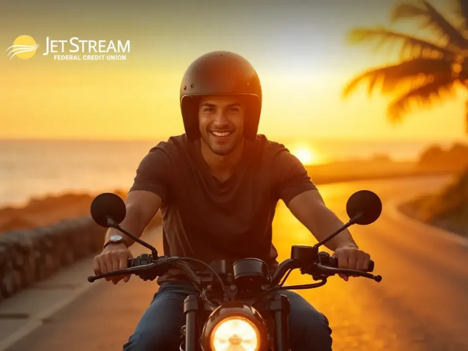 Cliente de JetStream montando su nueva motocicleta gracias a un préstamo de motocicleta JetStream